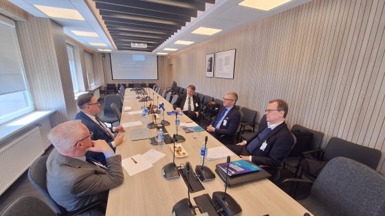 Žvalgybos kontrolierių įstaigos vadovas Nortautas Statkus susitiko su į Lietuvą atvykusiu Suomijos Parlamento Žvalgybos priežiūros komiteto pirmininku Mats Löfström ir Suomijos Žvalgybos ombudsmenu Kimmo Hakonen.